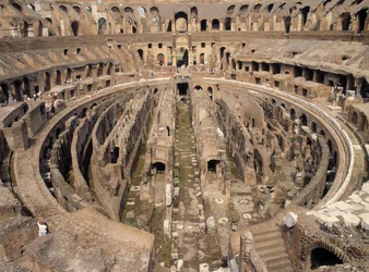 Interieur van het Colosseum, gebouwd ca. 70-80 AD